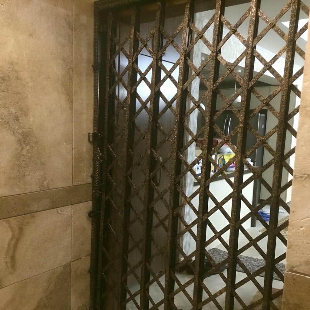 خرید درب آکاردئونی حفاظ ساختمان دوگل در همدان