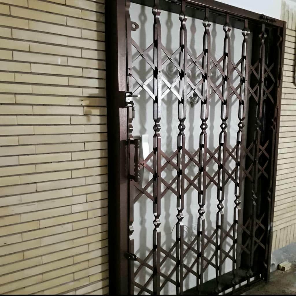 درب آکاردئونی ساختمان در مشهد