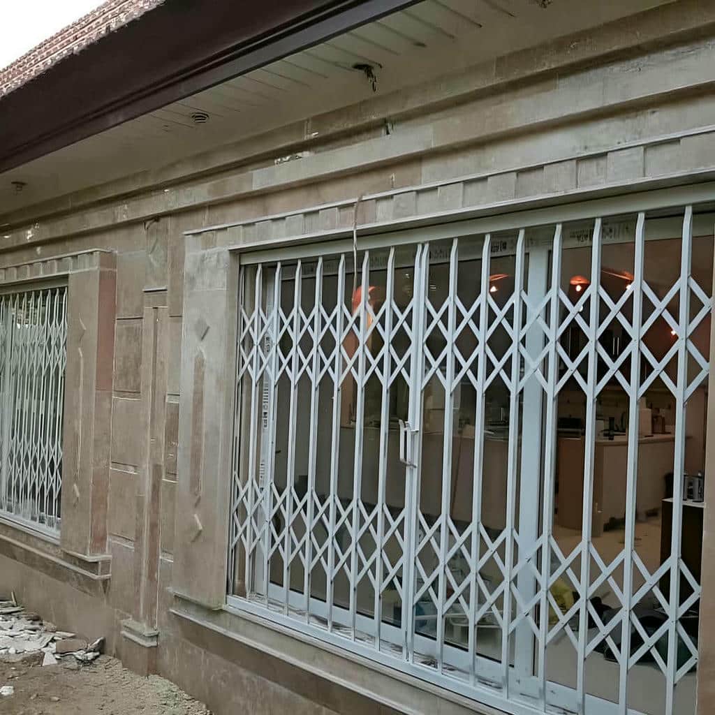 درب آکاردئونی ساختمان در گنبدکاووس