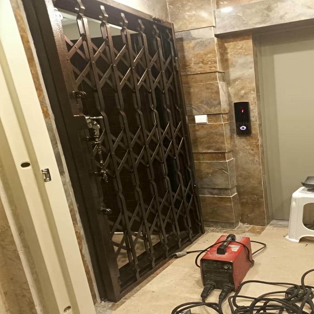نصب درب آکاردئونی ساختمان چهارگل در کرمان