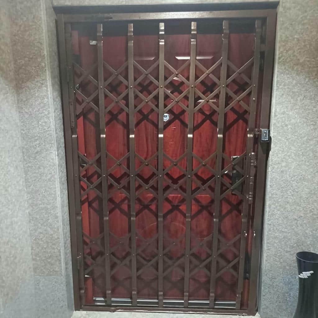 نصب درب آکاردئونی ساختمان چهارگل در بندرعباس