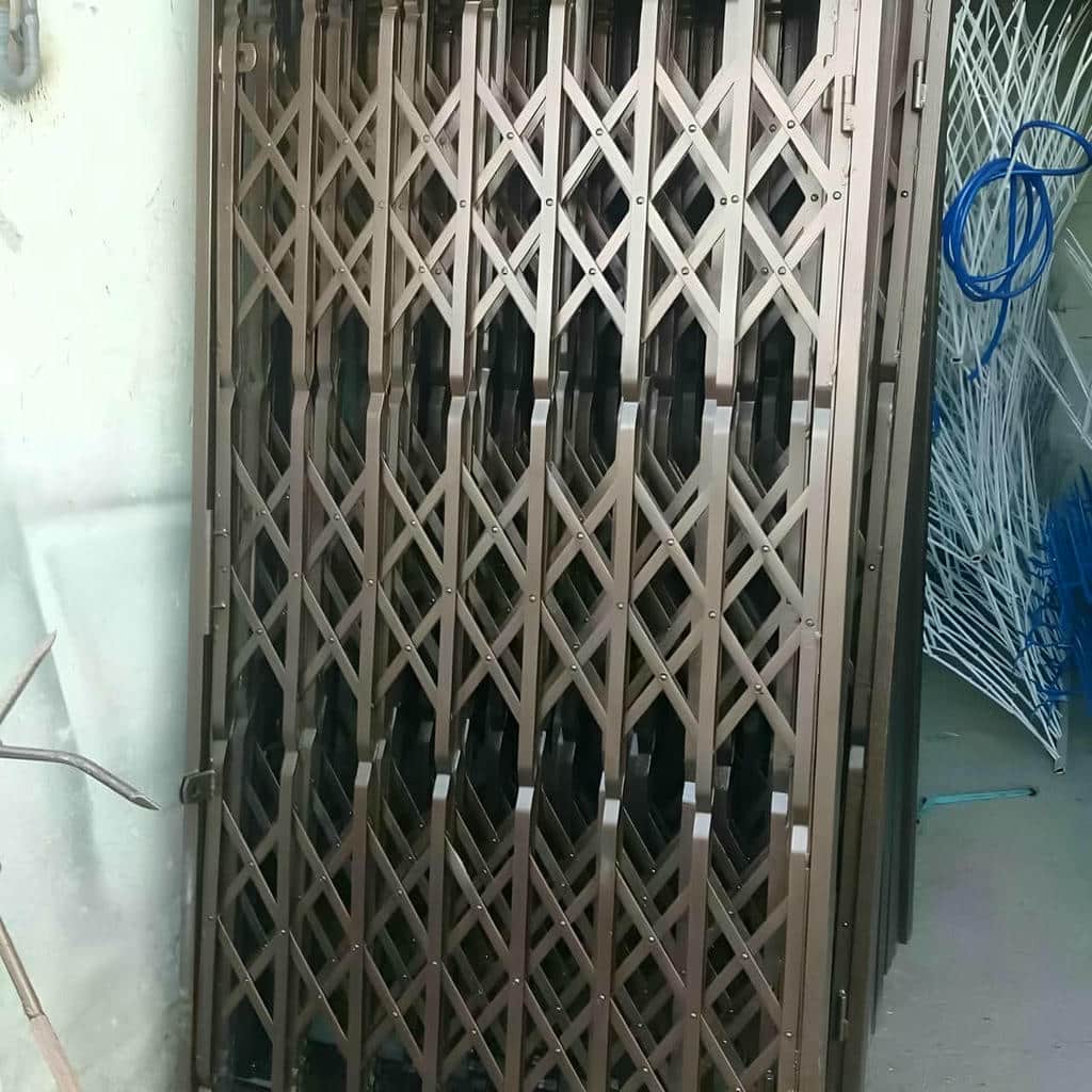 نصب درب آکاردئونی ساختمان چهارگل در چالوس