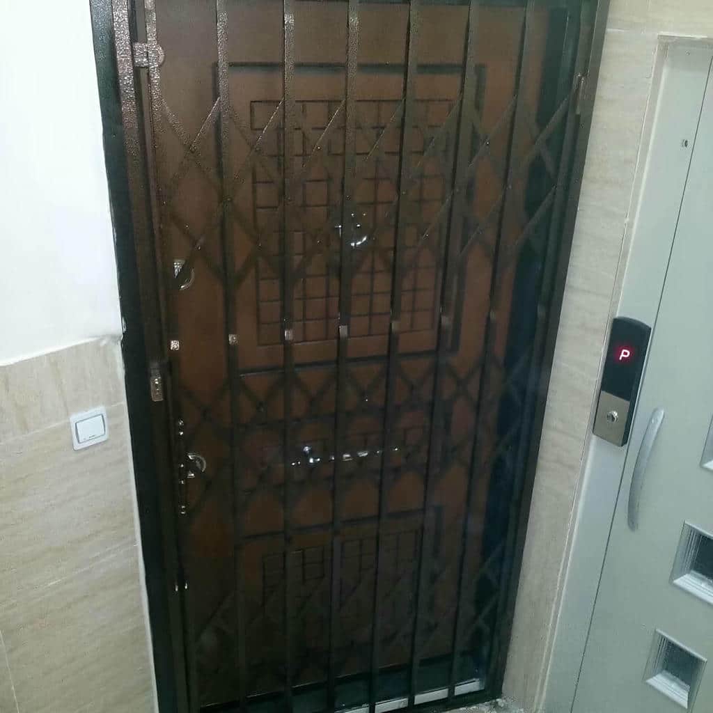 درب آکاردئونی ساختمان در بندر دیلم