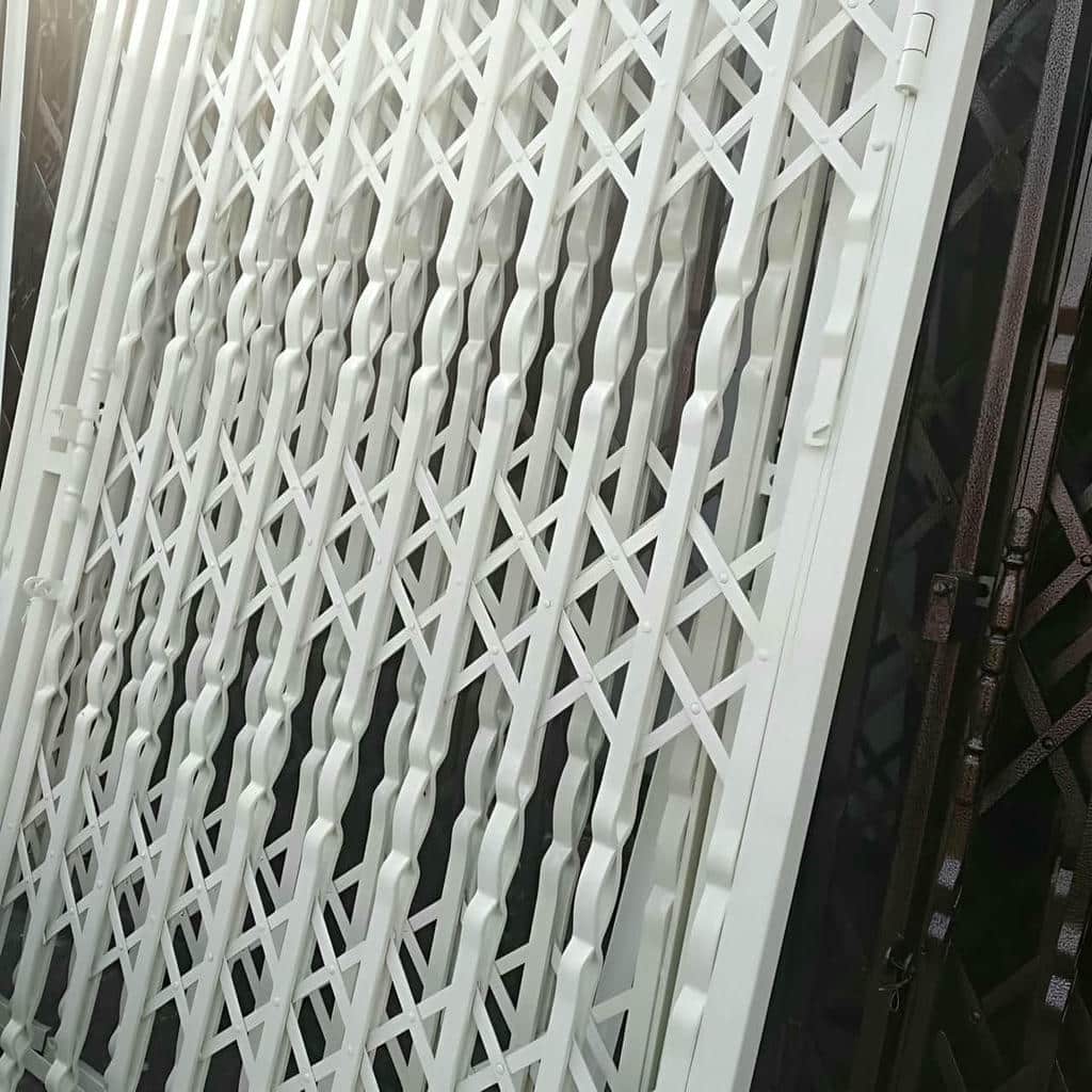 نصب درب آکاردئونی ساختمان چهارگل در یزد