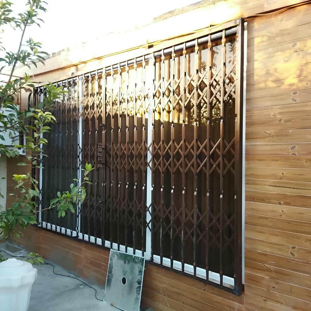 درب آکاردئونی ساختمان در بندرعباس