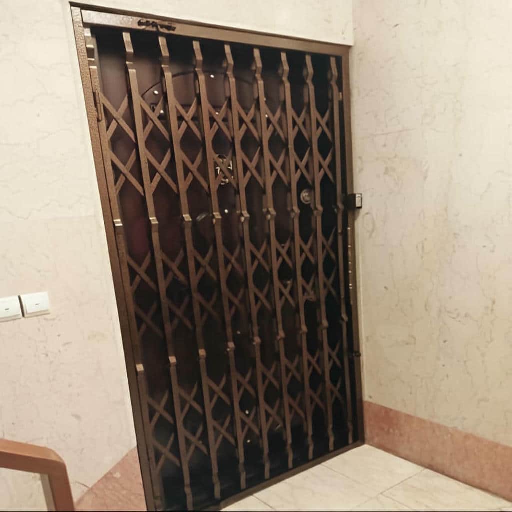 درب آکاردئونی ساختمان در ایلام