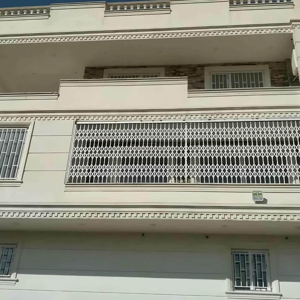 درب آکاردئونی ساختمان در یزد