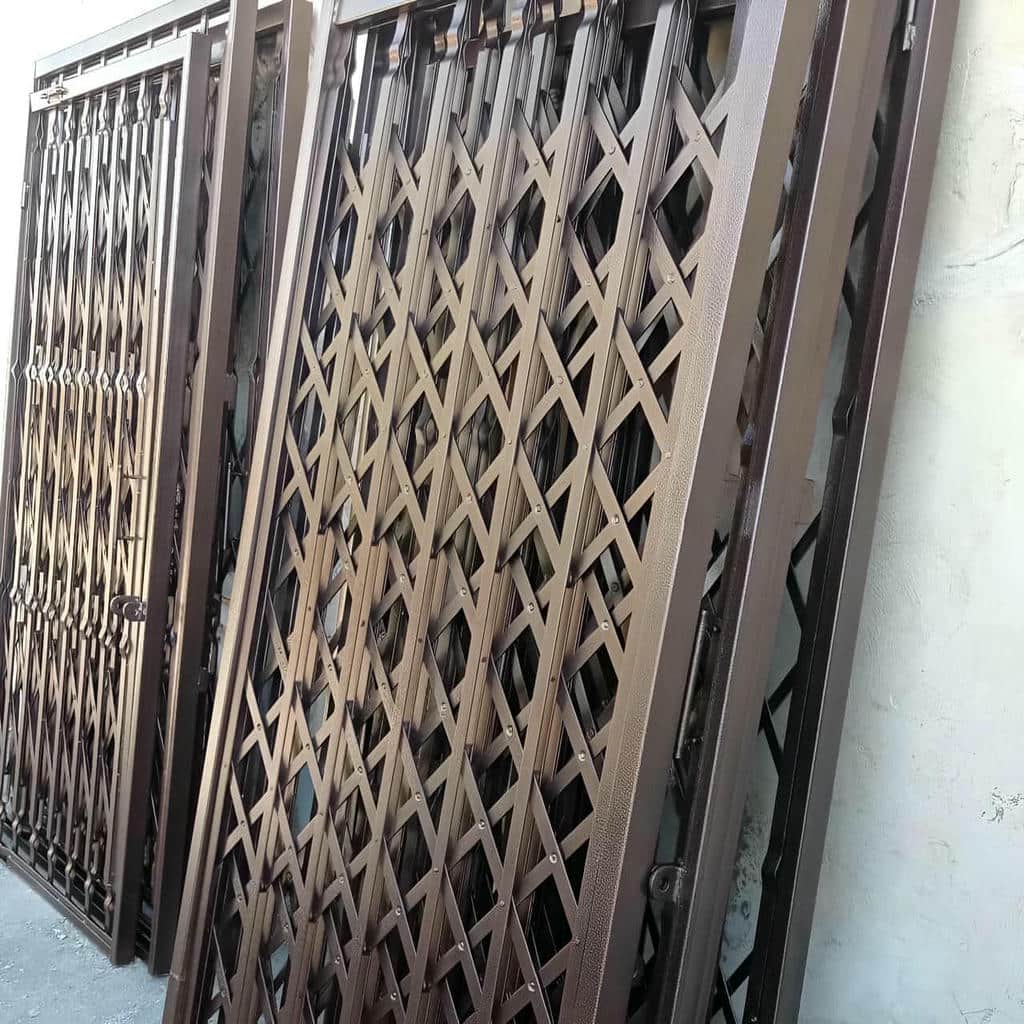 نصب درب آکاردئونی حفاظ ساختمان کلاسیک در کاشان