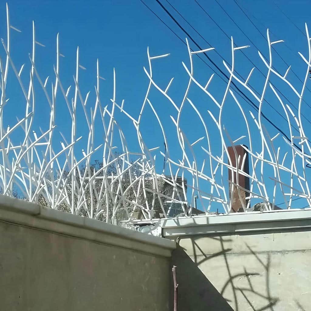 نصب حفاظ شاخ گوزنی دیوار ویلا در ایلام