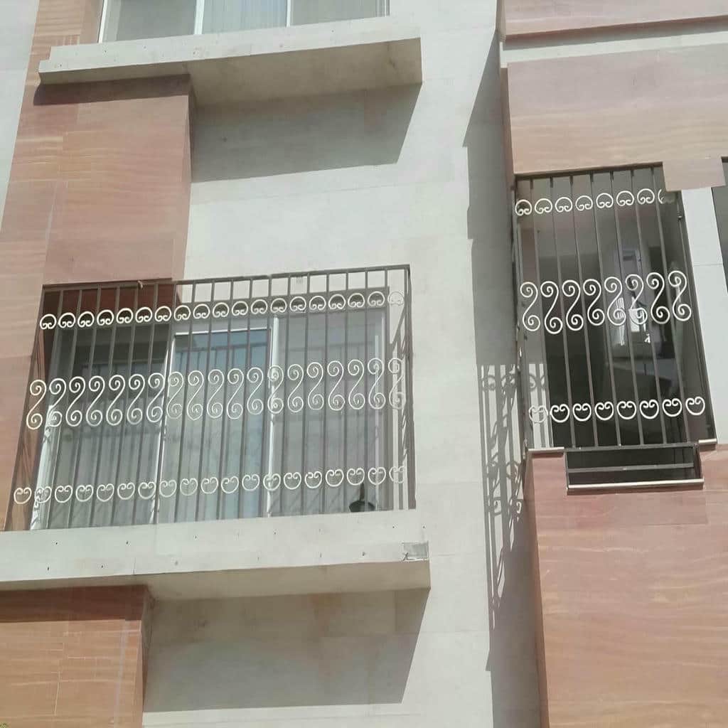 نصب نرده حفاظ پنجره مدرن در بومهن
