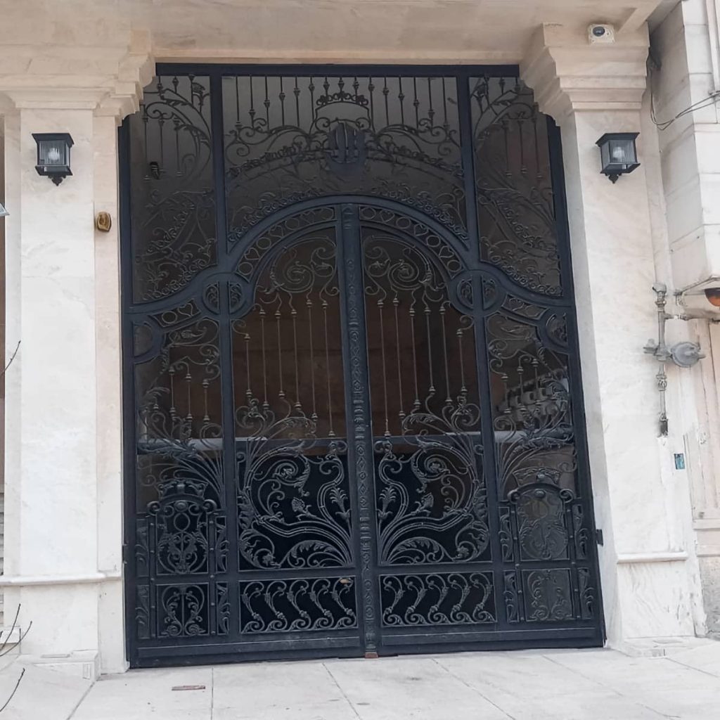 درب پارکینگ فلزی حیاط در کاشان
