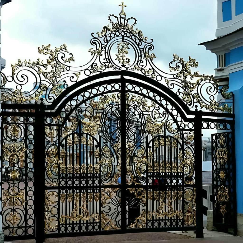 نصب درب پارکینگ فلزی حیاط ساده در کاشان