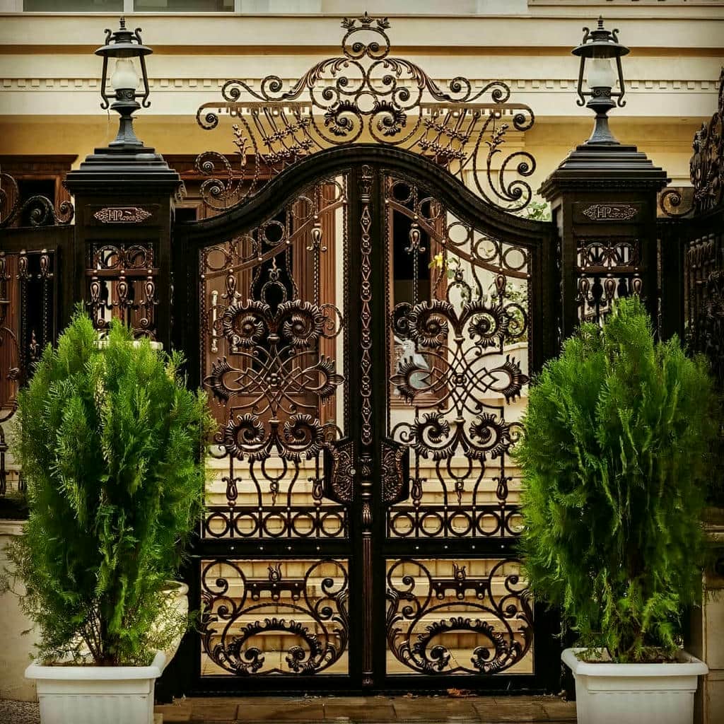 نصب درب پارکینگ فلزی حیاط فرفورژه در مریوان