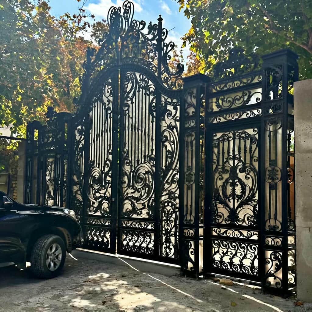 نصب درب پارکینگ فلزی حیاط ساده در شهرکرد