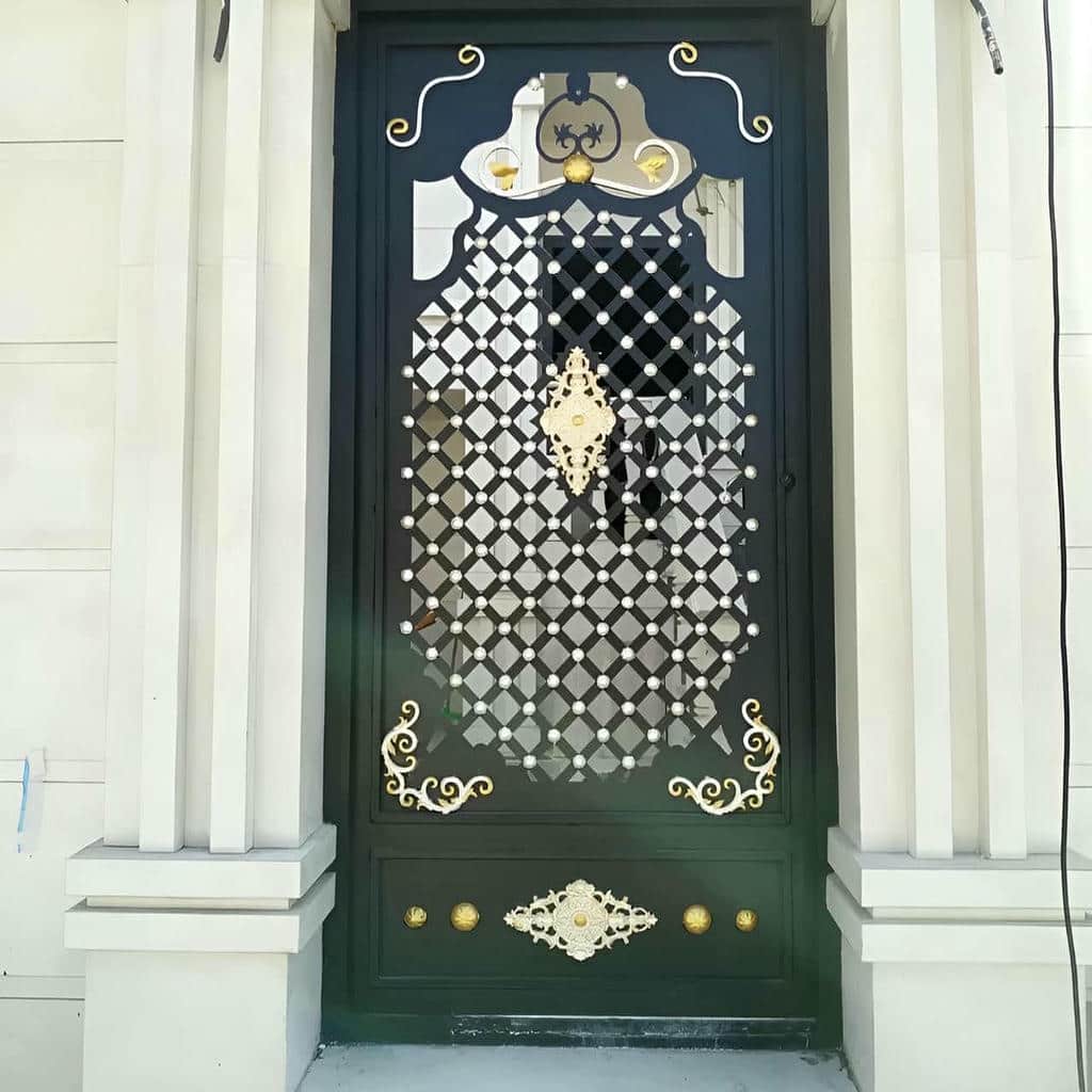 نصب درب پارکینگ فلزی حیاط مدرن در اندیشه
