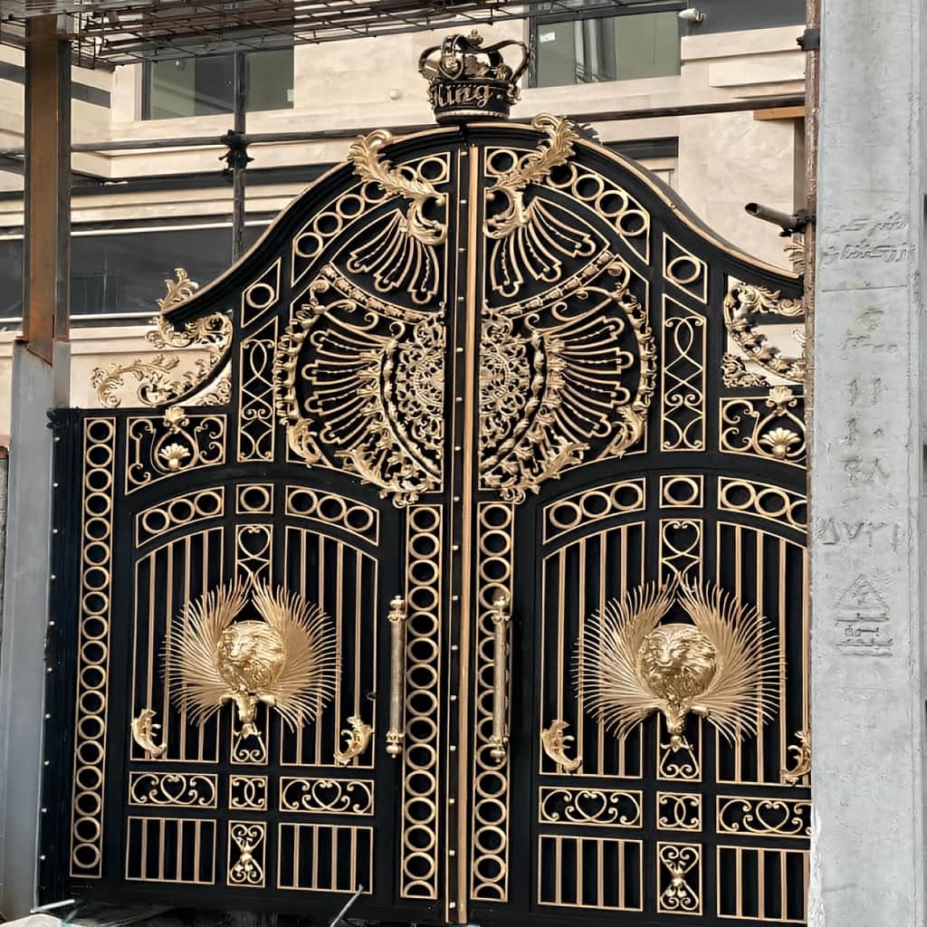 نصب درب پارکینگ فلزی حیاط ساده در کردان