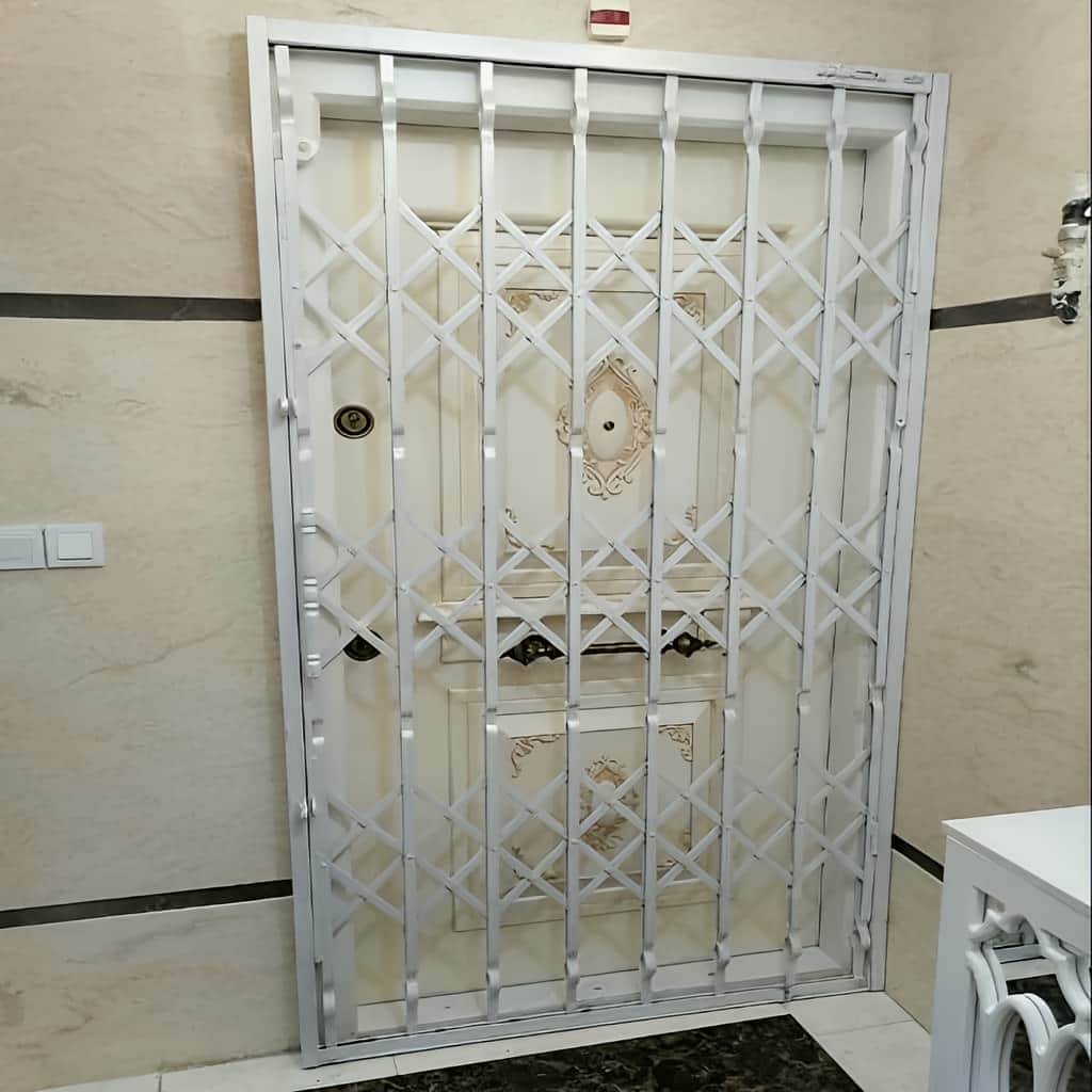 درب آکاردئونی فلزی با جوشکاری تمیز اتصالات