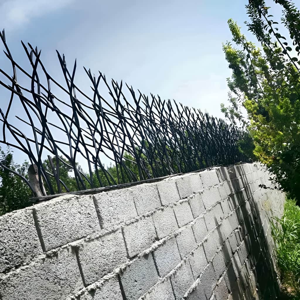 حفاظ شاخ گوزنی و حفاظ سرنیزه ای با نصب تراز روی تاج دیوار