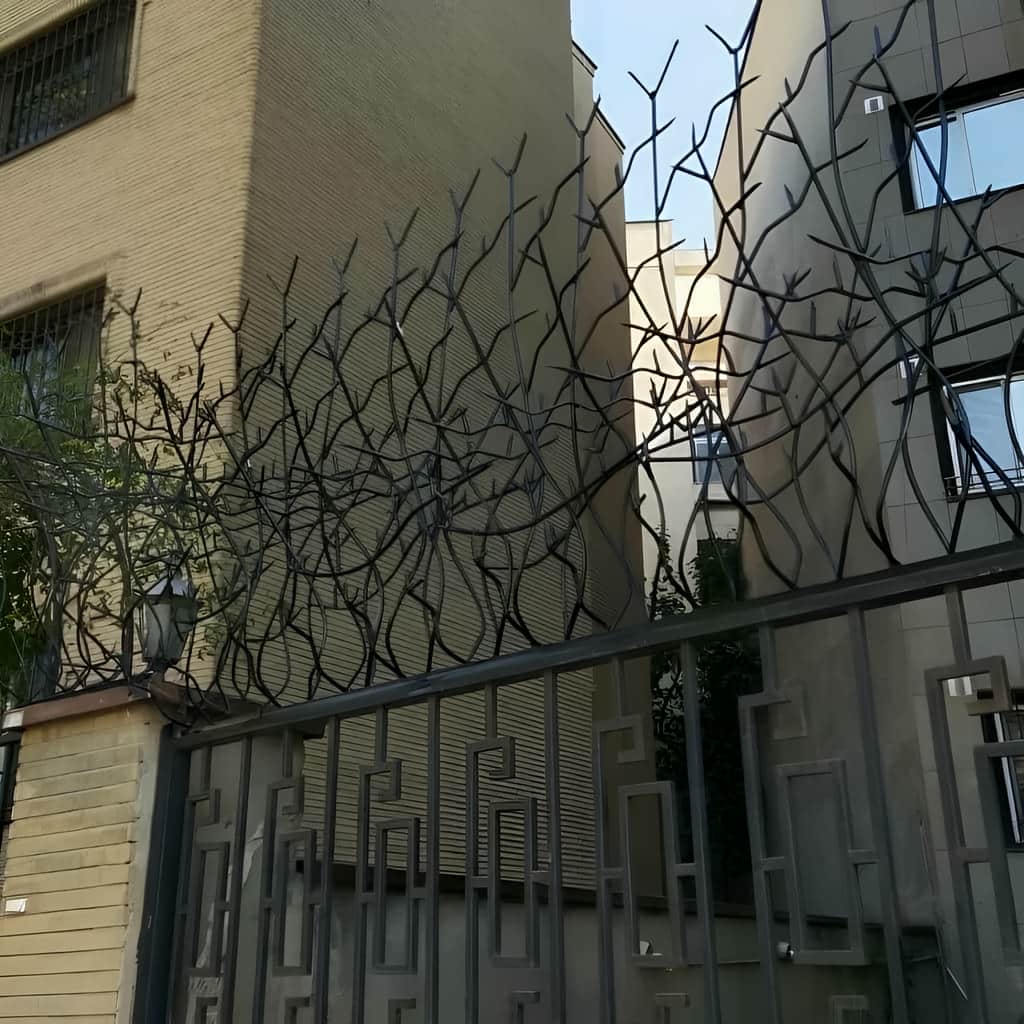حفاظ روی دیوار با رنگ مقاوم فضای باز
