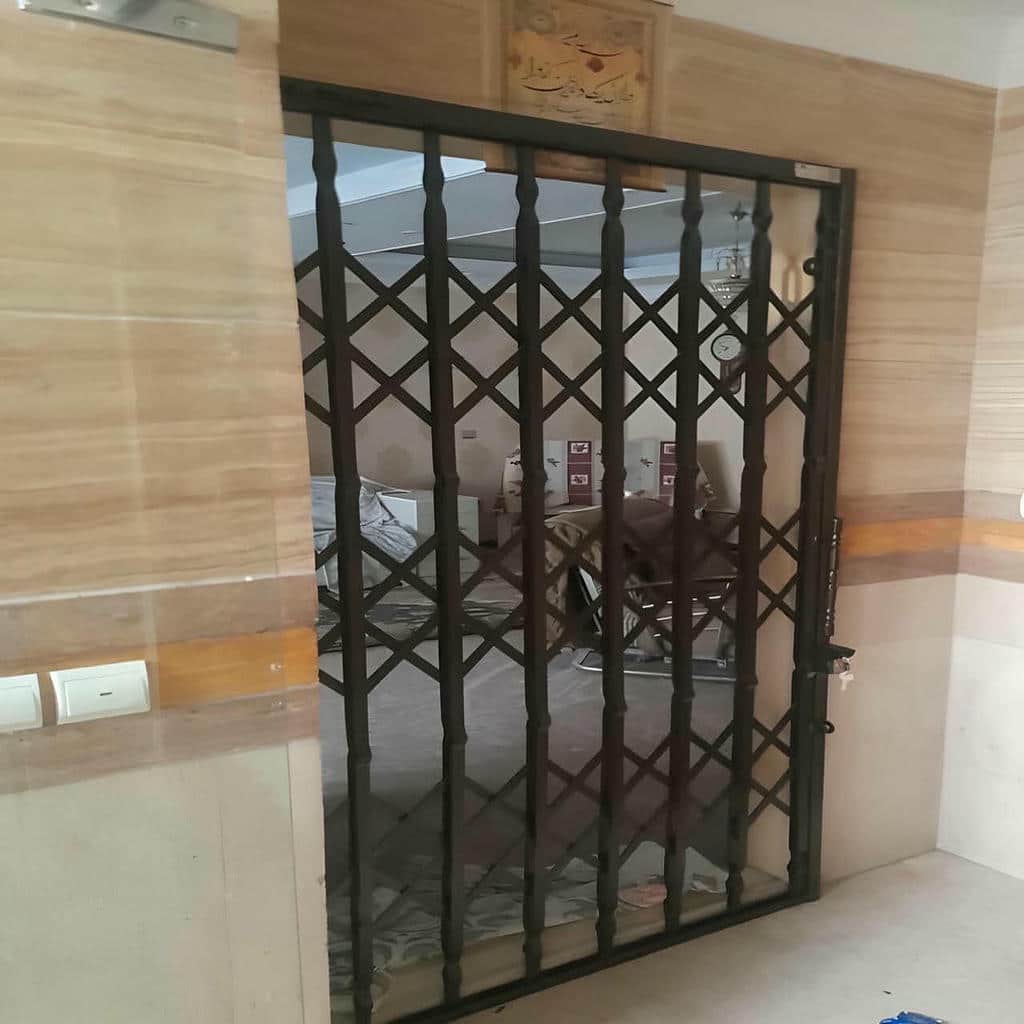 درب آکاردئونی با رنگ باکیفیت روی بدنه