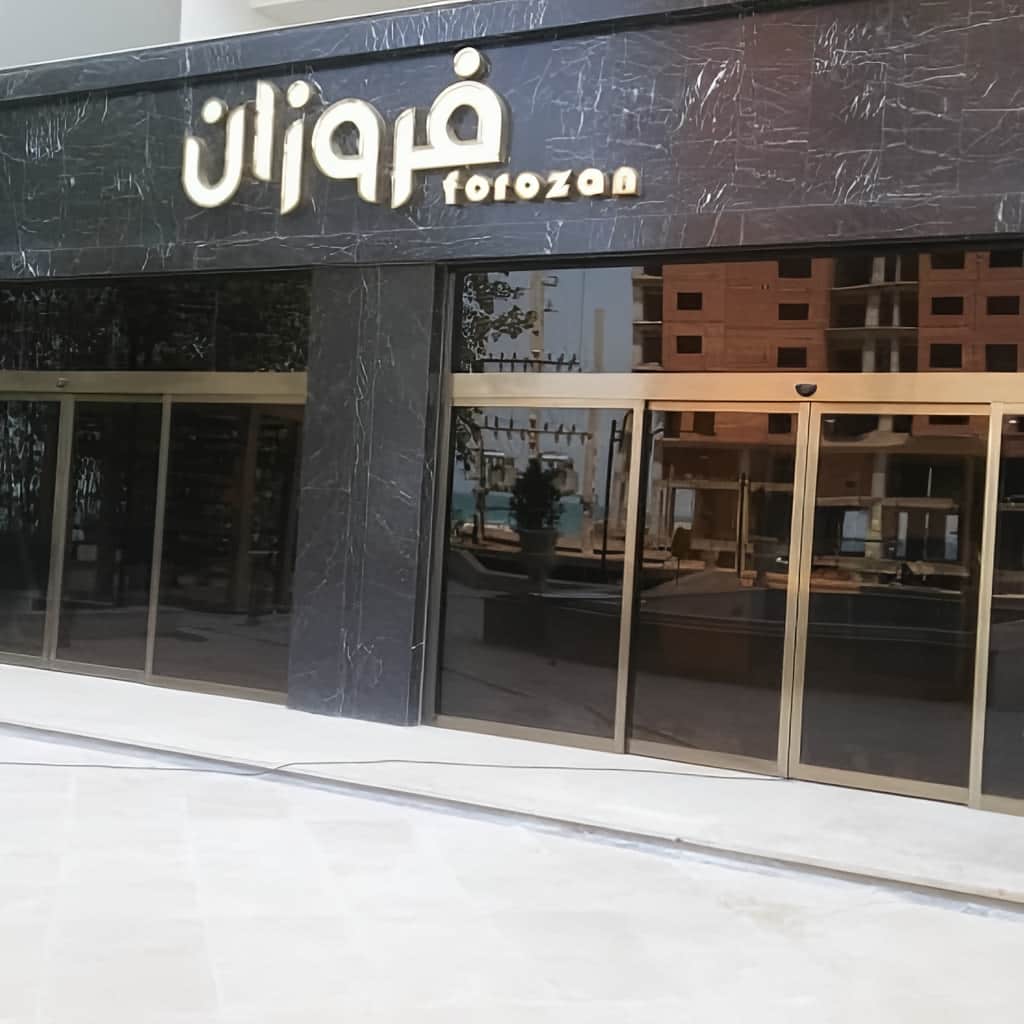 نصب درب شیشه‌ای تلسکوپی برای ورودی پرتردد
