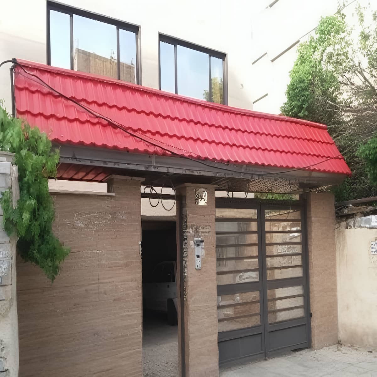 آردواز سردرب ورودی ساختمان با برش تمیز لبه ها آردواز سردرب ورودی ساختمان با برش تمیز لبه ها