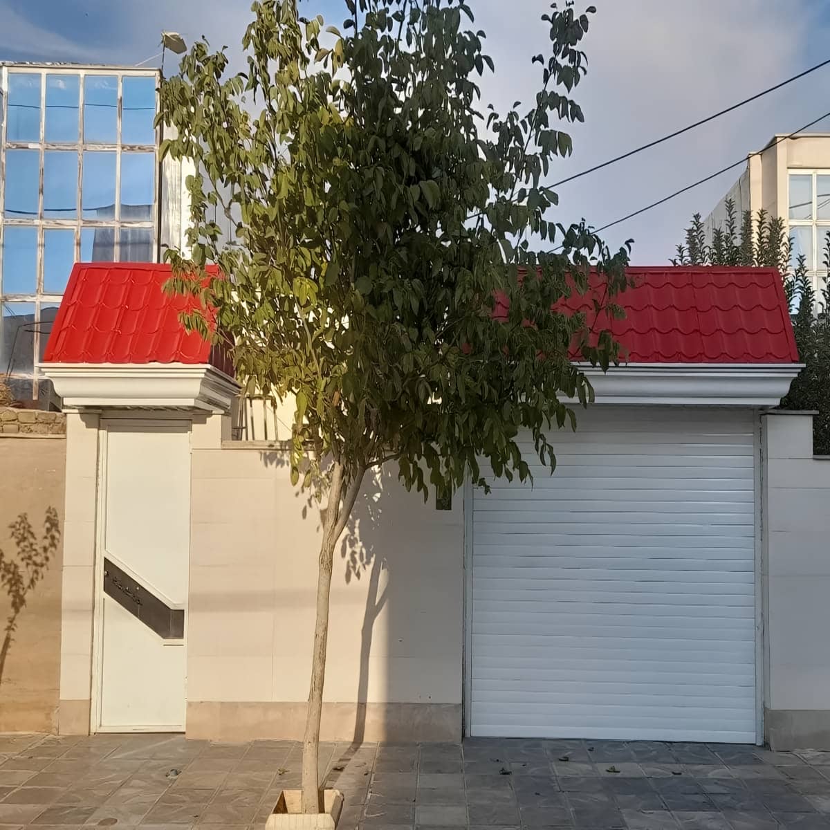 آردواز پیشانی نمای ساختمان با برش تمیز لبه ها آردواز پیشانی نمای ساختمان با برش تمیز لبه ها