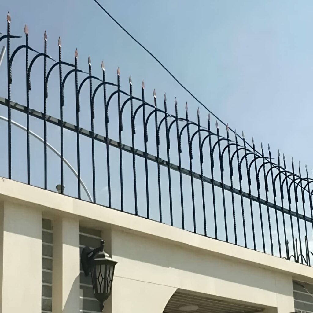 حفاظ سرنیزه ای با نصب تراز روی تاج دیوار