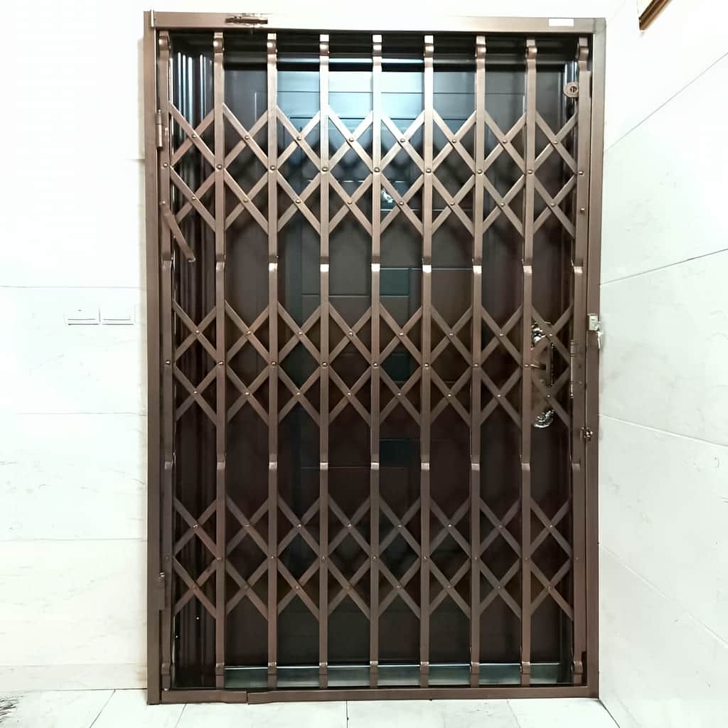 نصب درب آکاردئونی سه گل تسمه روی چهارچوب