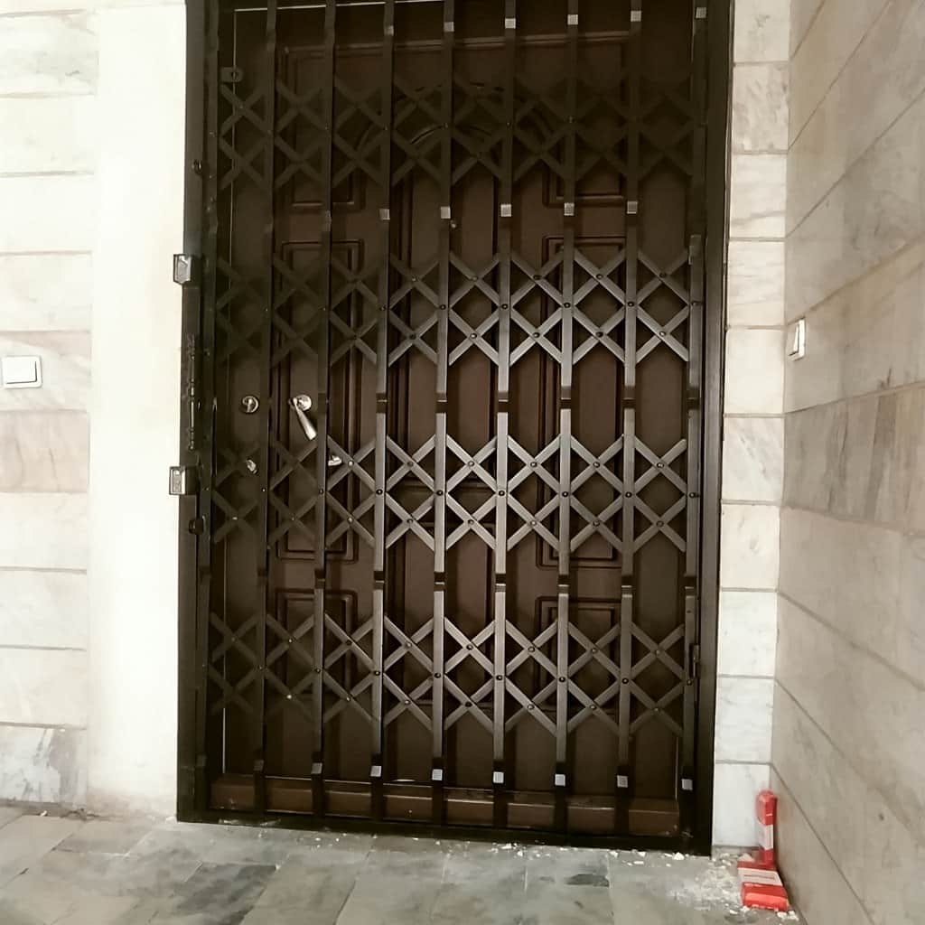 اجرای درب آکاردئونی چهار گل لوزی برای ورودی مسکونی