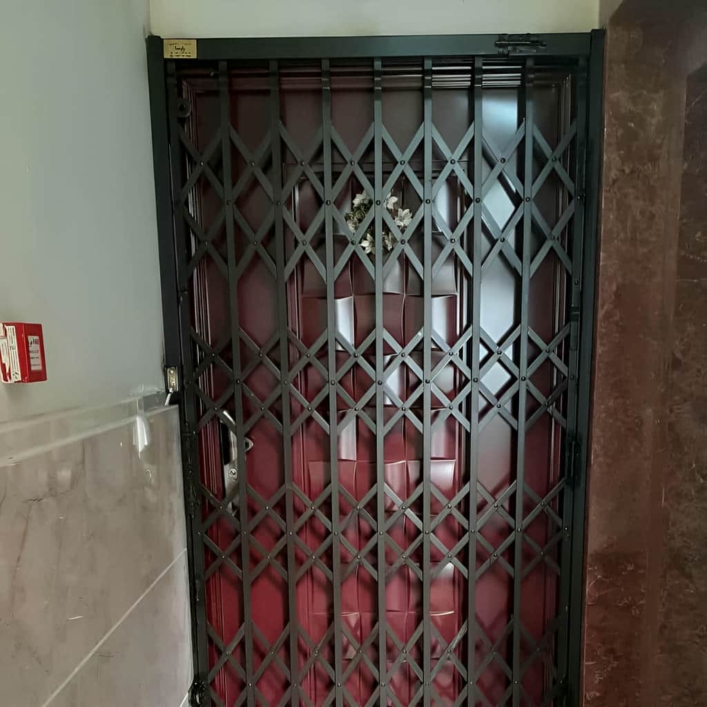 نصب درب آکاردئونی چهار گل لوزی روی چهارچوب