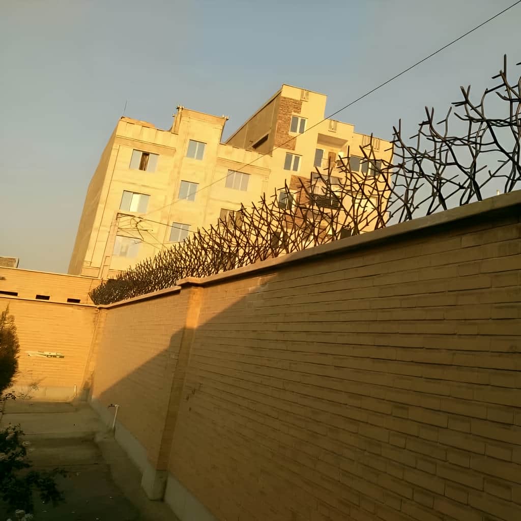 زاویه شاخههای حفاظ دیوار پرتراکم خمکاری شده