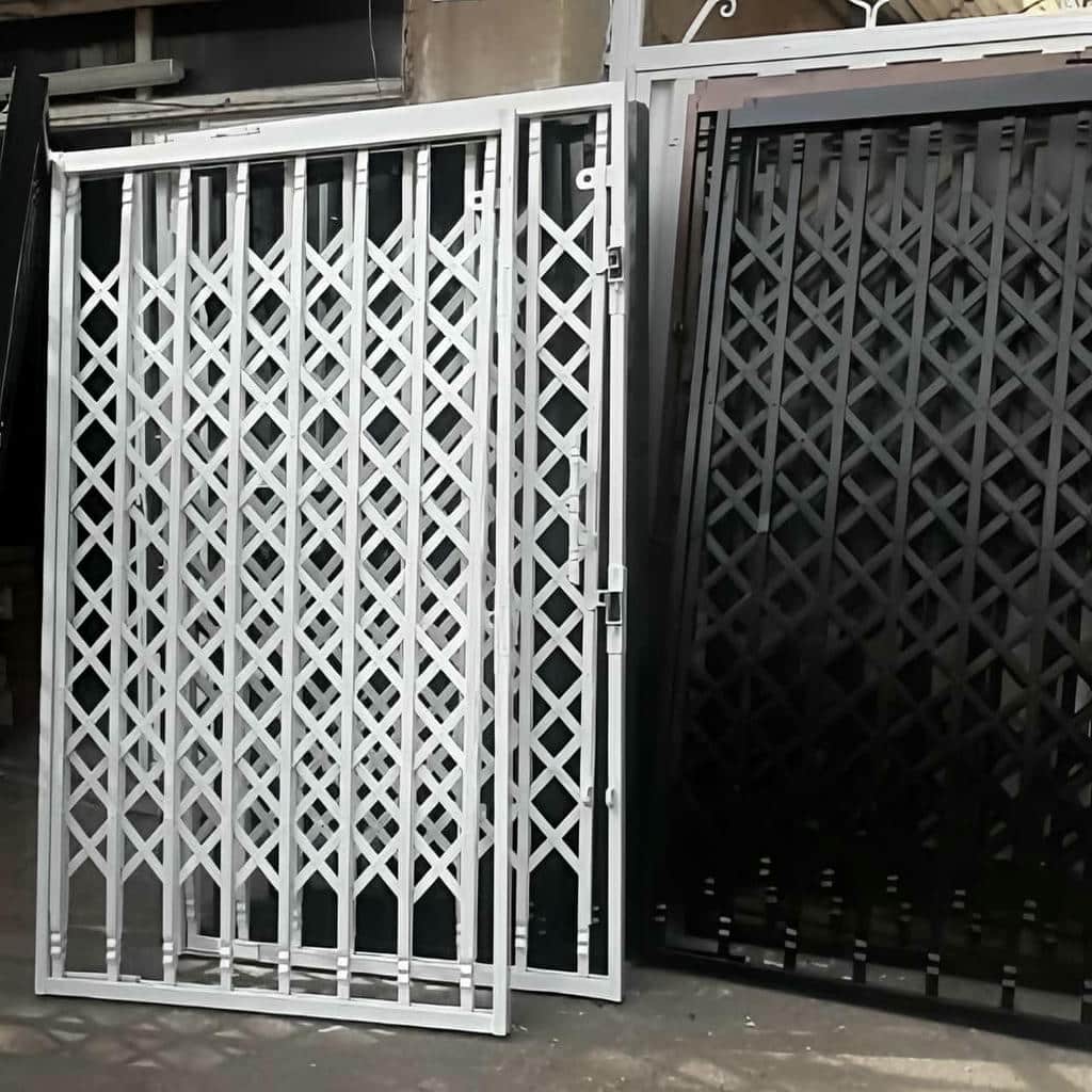 سفارش درب آکاردئونی سلطنتی گل دار با قفل مخفی