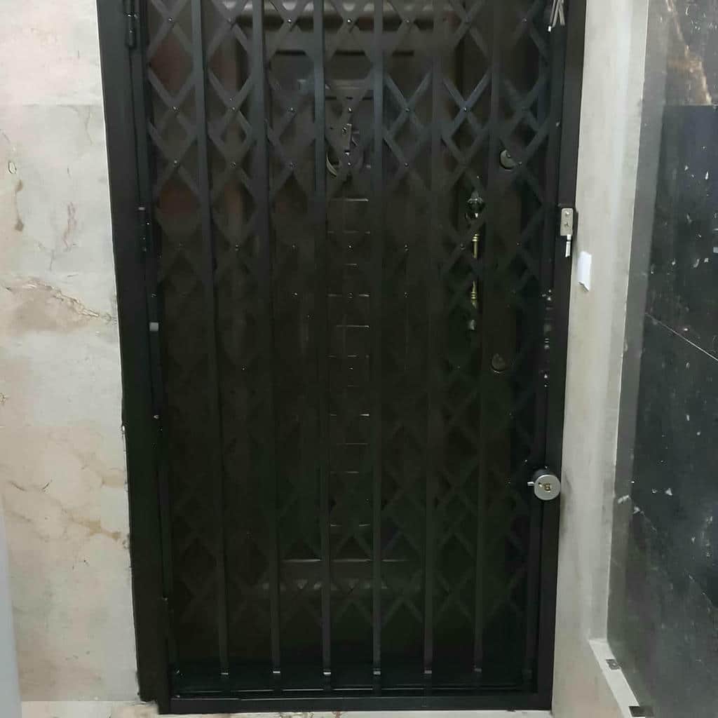 تعمیر درب آکاردئونی برای واحد اداری و تنظیم چرخ