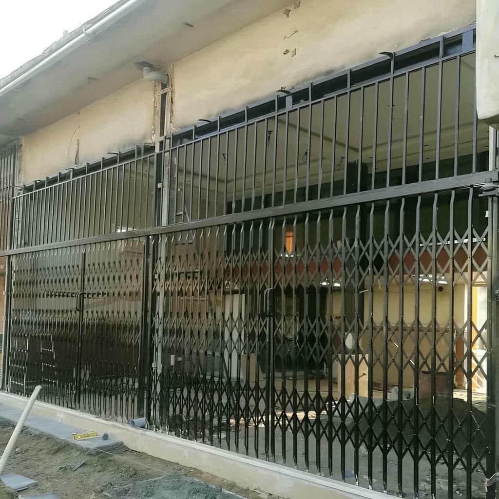 نصب درب آکاردئونی ضد سرقت روی چهارچوب فلزی