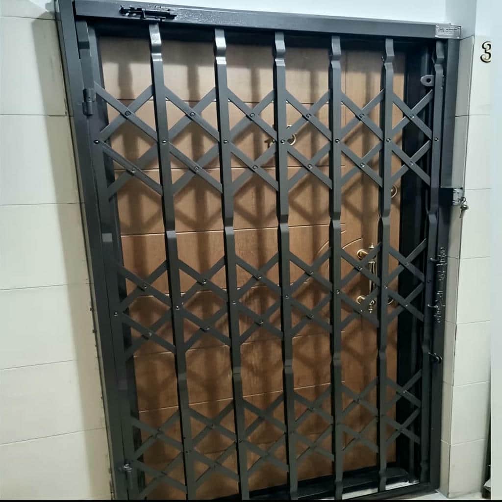 اجرای درب آکاردئونی مدرن مشکی برای دفتر رسمی