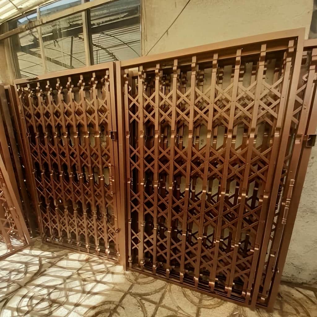انتخاب مدل ساده درب آکاردئونی مدرن مشکی ورودی اداری