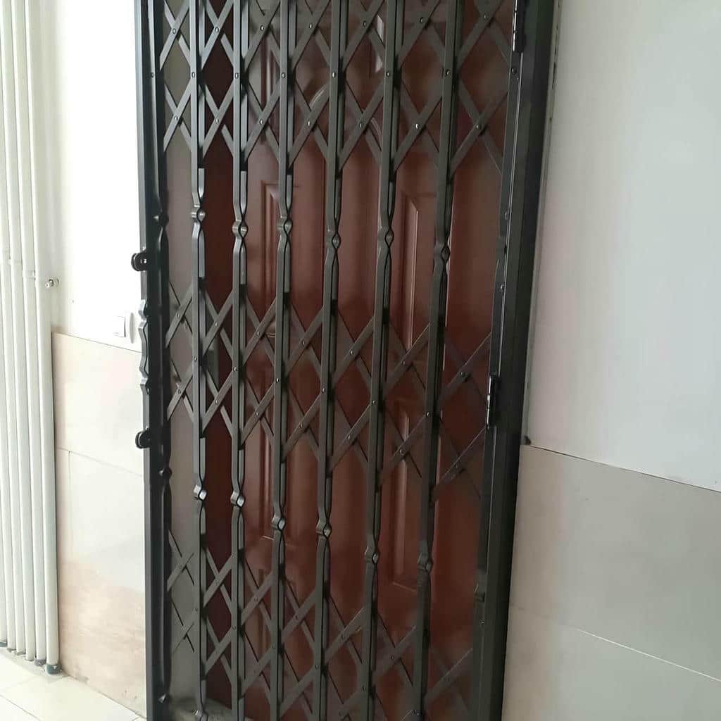خرید درب آکاردئونی مدرن مشکی برای ورودی اداری
