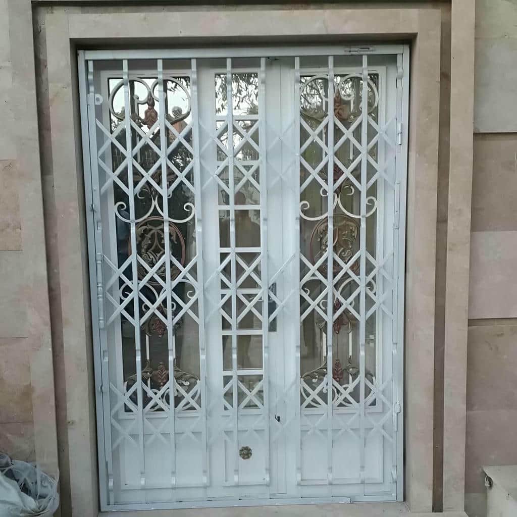 انتخاب مدل سه گل حفاظ آکاردئونی درب واحد مسکونی