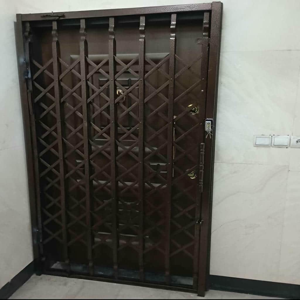 مدل متقارن درب آکاردئونی سلطنتی گل دار