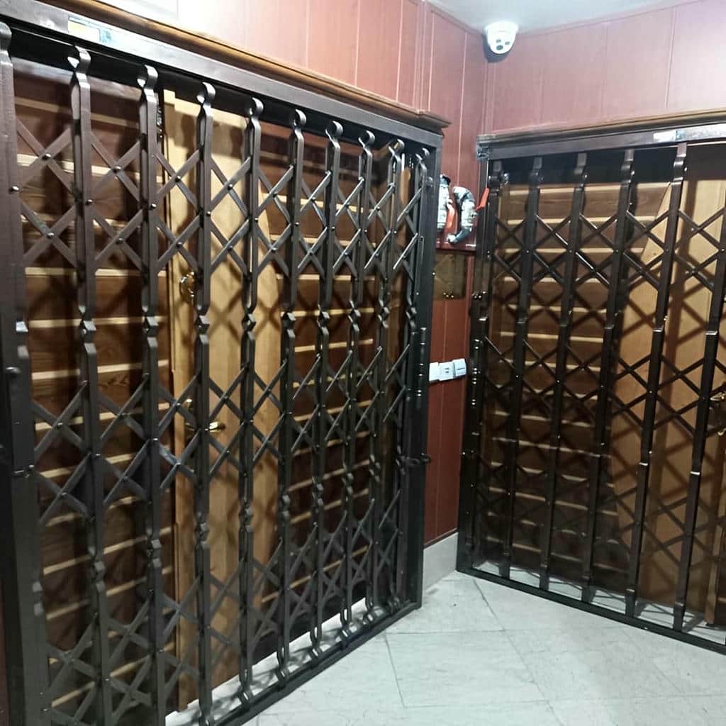 ساخت درب آکاردئونی مشکی طلایی با تسمه مقاوم
