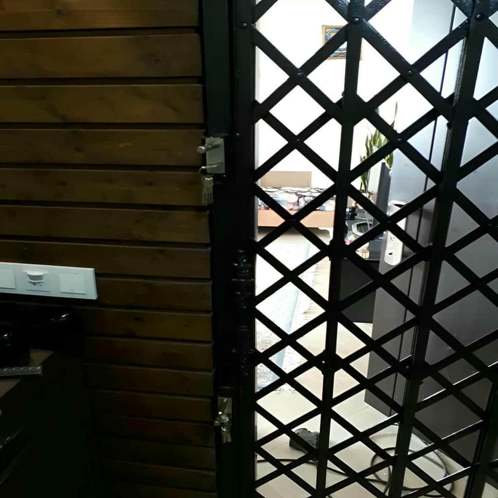سفارش درب آکاردئونی مشکی طلایی با قاب تزئینی