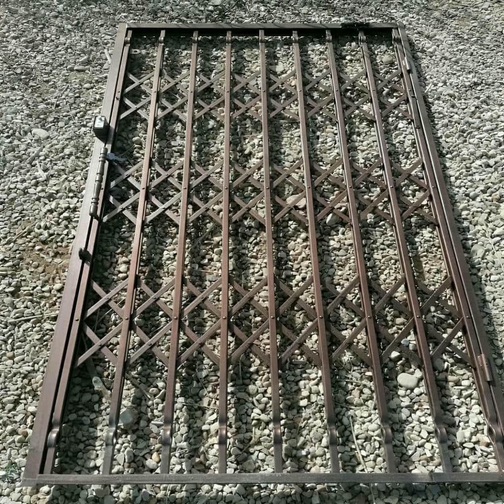 نصب درب آکاردئونی سلطنتی گل دار روی چهارچوب