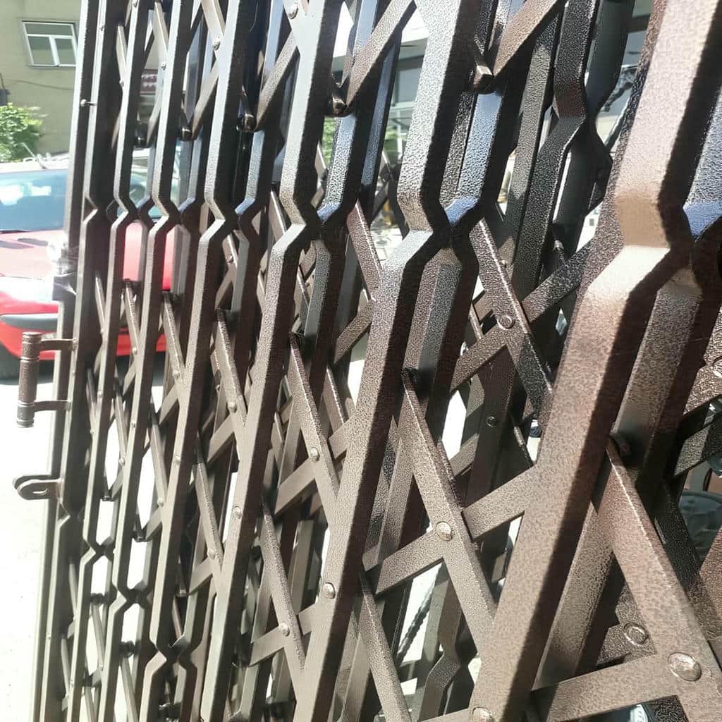 نصب حفاظ آکاردئونی کم جا راهرو روی چهارچوب