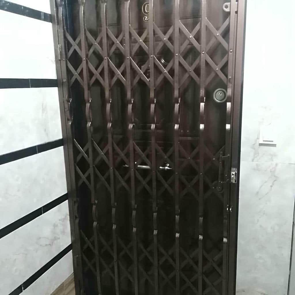 تولید درب آکاردئونی مدرن مشکی با چرخ روان