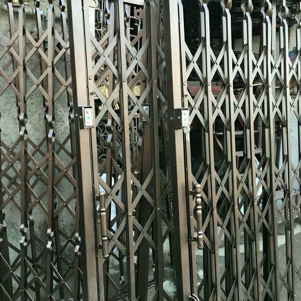 نصب درب حفاظ فلزی ورودی واحد روی چهارچوب