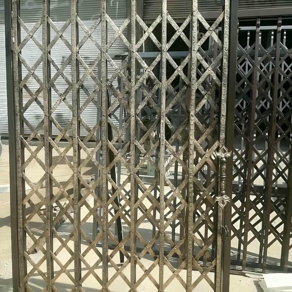 سفارش درب آکاردئونی مدرن مشکی با شبکه هندسی