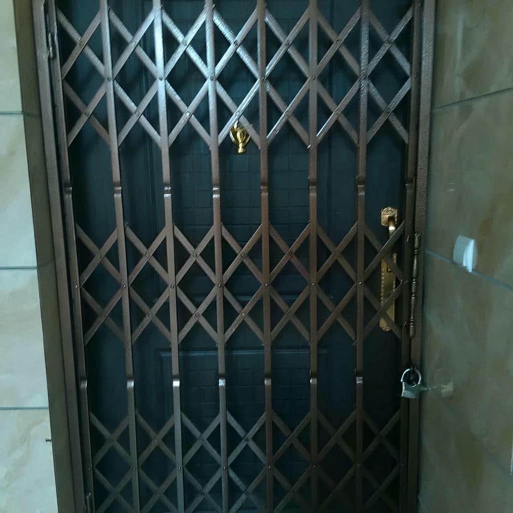 نصب حفاظ درب ضد سرقت فلزی روی چهارچوب