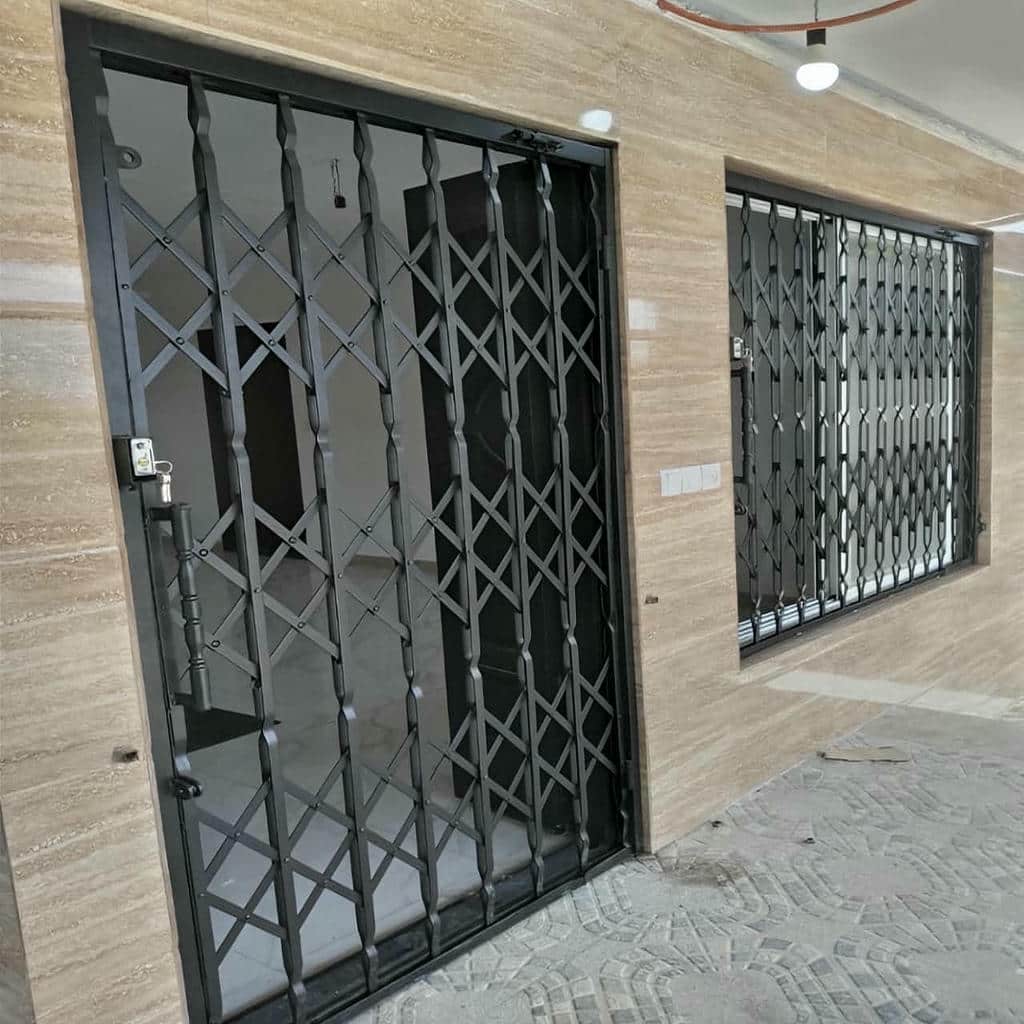 11 طرح درب آکاردئونی مشکی طلایی