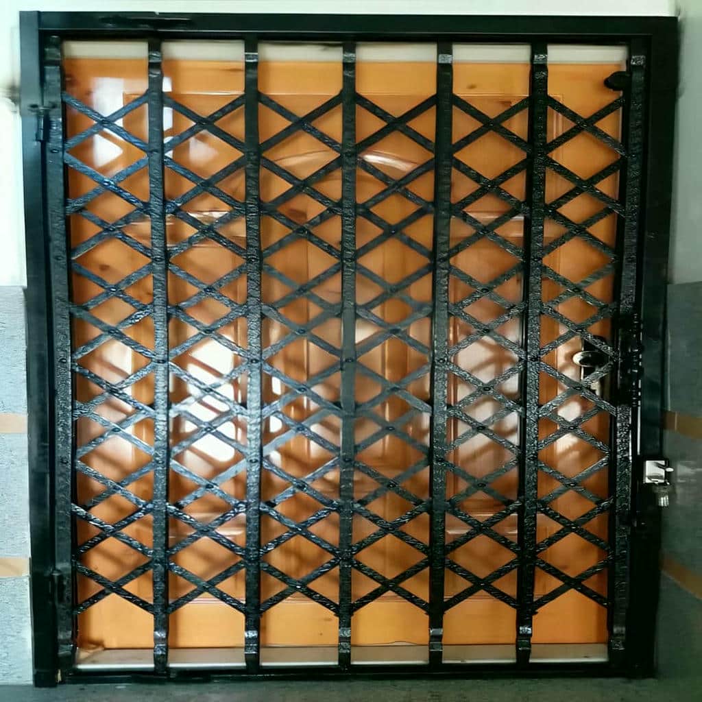 خدمات اندازه‌گیری درب آکاردئونی مشکی طلایی